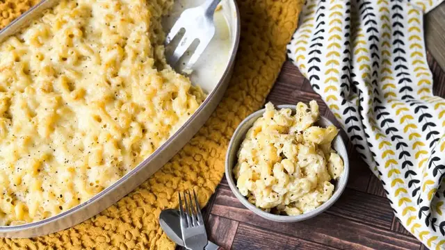 'Video thumbnail for Our 3-Ingredient Mac And Cheese Is Loaded With Gruyere Goodness'