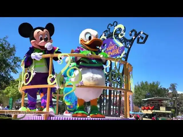 'Video thumbnail for Mickey & Friends Halloween Time Cavalcade | Halloween Time at the Disneyland Resort 2025 4K'