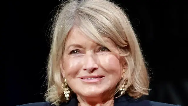 Video thumbnail for Martha Stewart's Genius Way To Get Rid Of Hot Cooking Oil