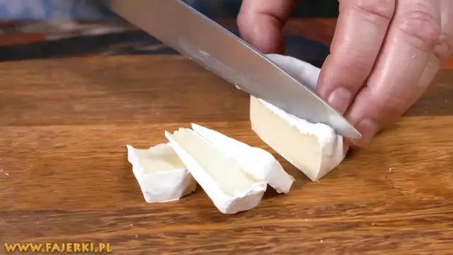 Video thumbnail for Szybkie_ sycące i pożywne kanapki - jajko_ oliwki_ ser camembert(720P_HD)