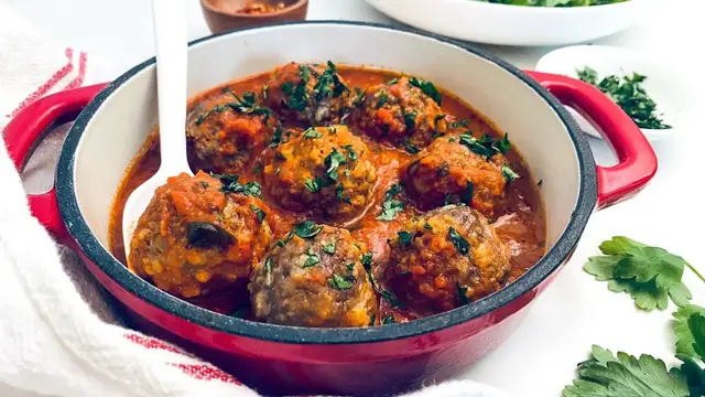 Video thumbnail for Slow Cooker Meatballs Marinara Recipe