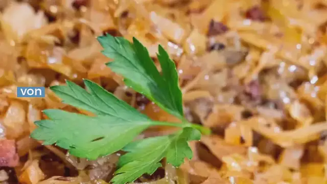 Video thumbnail for BAYRISCH KRAUT – TRADITIONELLES REZEPT MIT SPECK!
