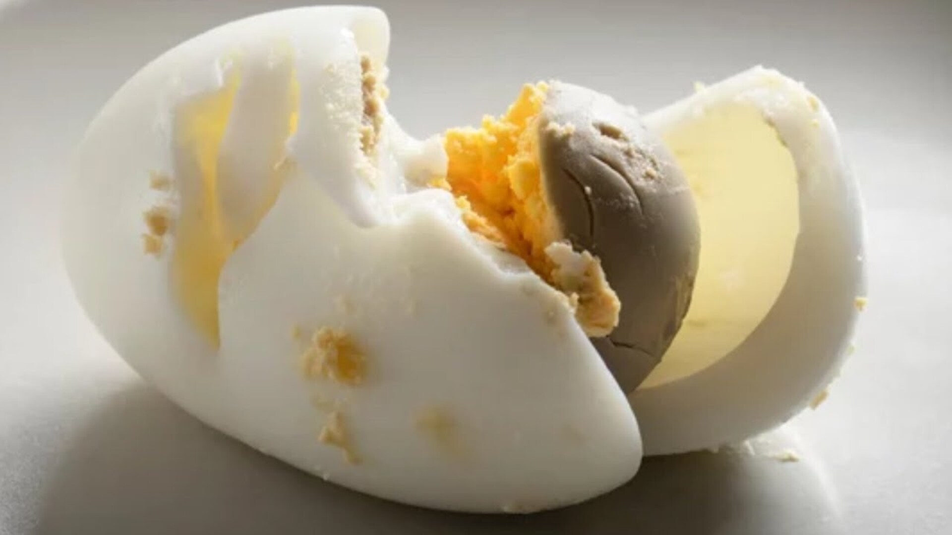 Video thumbnail for Here's What Really Happens When You Overcook An Egg