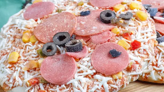 Video thumbnail for Big Mistakes You Need To Stop Making With Frozen Pizza