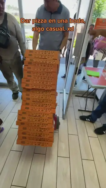 Video thumbnail for  Dieron pizza en su boda y fueron criticados por sus amigos invitados