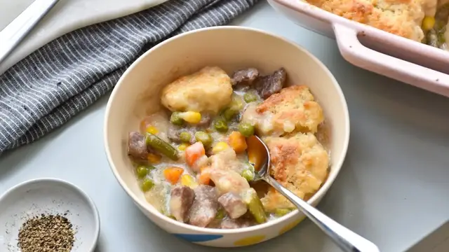 Video thumbnail for Beef And Drop Biscuit Casserole Recipe