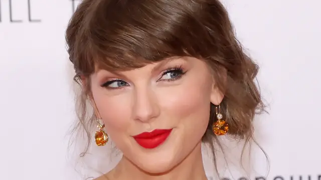 Video thumbnail for What Taylor Swift Really Looks Like Without Makeup