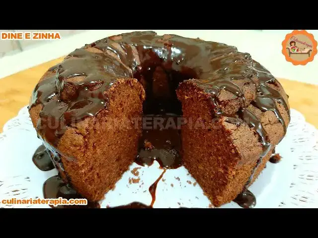 Video thumbnail for BOLO DE CHOCOLATE COM CALDA DE CHOCOLATE SEM GLÚTEN E SEM LACTOSE | Dyne e Zinha
