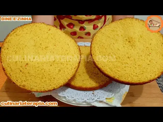 Video thumbnail for Bolo de Cenoura Perfeito para Rechear e Decorar - Culinária Terapia por Dyne e Zinha
