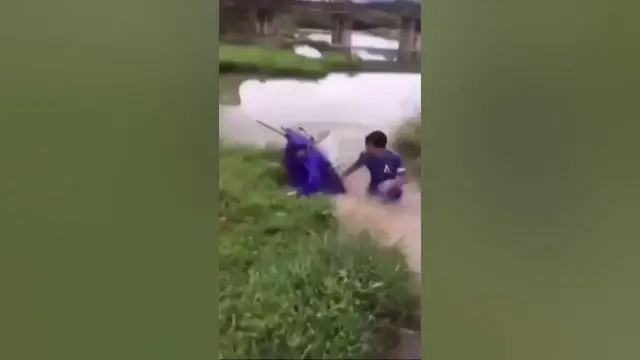 Video thumbnail for How to (not) net a fish #fail #fishing #shorts #bassfishing