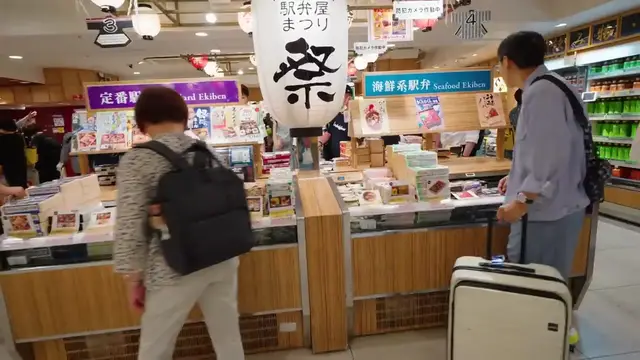 'Video thumbnail for I Tried Japan_s Self-Heating KOBE BEEF Bento on a Train__ 馃ォ馃敟(720P_HD)'