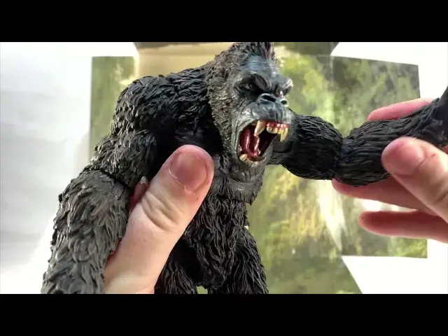 Video thumbnail for Mezco King Kong of Skull Island 7-inch action figure unboxing