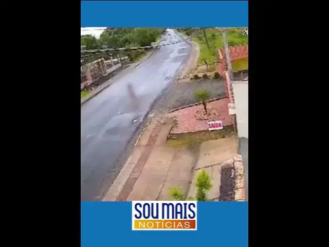 Video thumbnail for Casal escala, pula portão de motel e foge sem pagar a conta em Santa Catarina