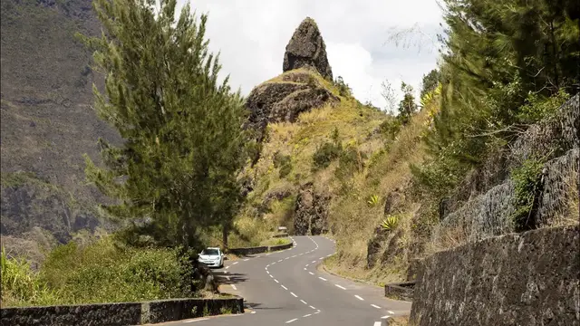 Video thumbnail for Kurvenfahrt in den Talkessel von Cilaos | Île de la Réunion