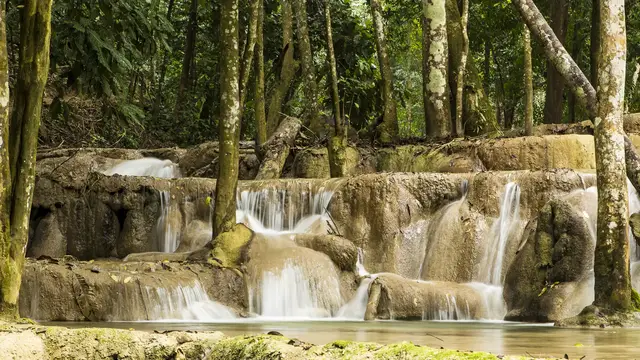 Video thumbnail for Tad Sae Wasserfall und Sinterterrassen bei Luang Prabang | Laos