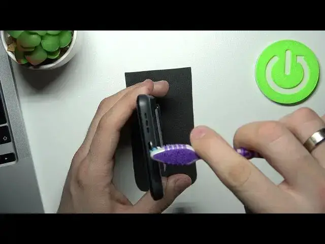 Video thumbnail for How to Clean the USB Port on the TCL 306 Using the Household Items
