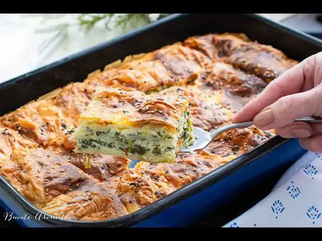Video thumbnail for Plăcintă cu brânză, SPANAC și KEFIR - rețeta delicioasă de BUREK cu spanac