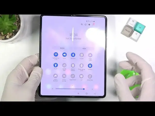 'Video thumbnail for How to Find And Open Flashlight on SAMSUNG Galaxy Z Fold3 5G - Use Flashlight'