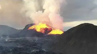 Video thumbnail for Iceland eruption May-June 2021 - lava fountains (2)