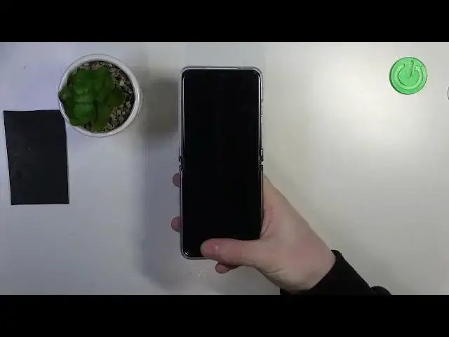 Video thumbnail for MOTOROLA Razr 40 Ultra and Male Hand - Size Comparison