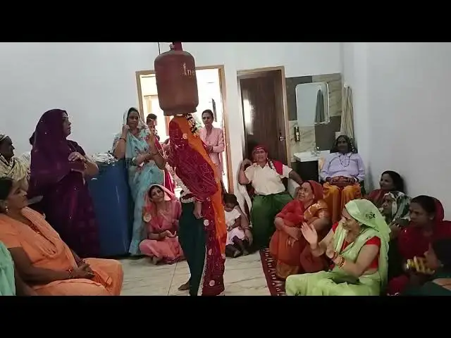 Video thumbnail for कान्हा का भजन ,मोदी जी ने सिलेंडर पे घटाए 200रूपे लुगाई सिर पे सिलेंडर धर के  #वायरल#happy_lokgeet