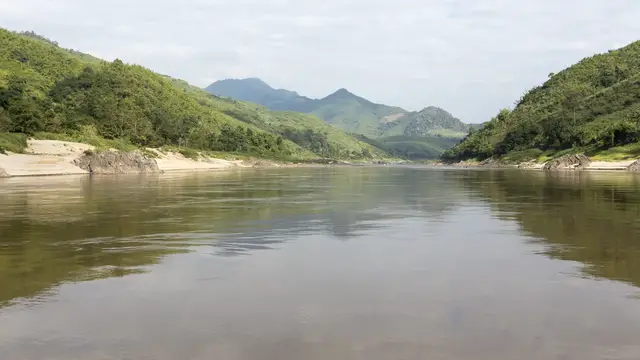 Video thumbnail for Fahrt auf dem Mekong nach Luang Prabang | Laos