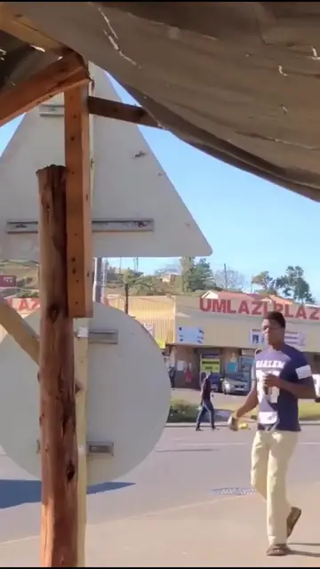 Video thumbnail for Police Confrontation at Umlazi Plaza Results in Suspect Being Shot
