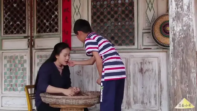 Video thumbnail for 爬树摘了一些酸角，做弟弟爱吃的酸角糕！【滇西小哥】 (720p 30fps)