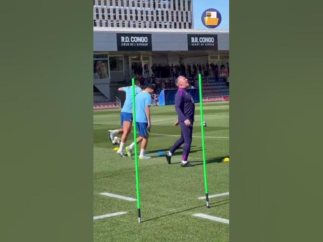 Video thumbnail for Flick intentó hacer un caño y Ferran casi se cae 🤣 Pedri no cayó en la trampa