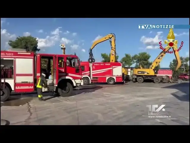 'Video thumbnail for Belpasso, vasto incendio in una ditta di smaltimento elettrodomestici'