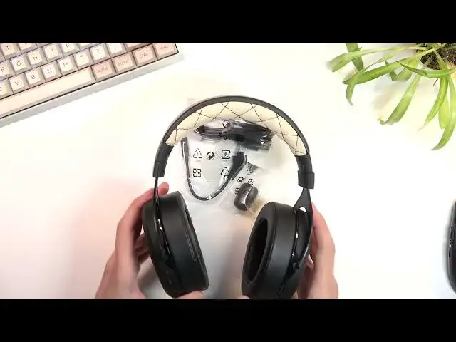 Video thumbnail for Unboxing CORSAIR HS70 Pro - Full Review | What's Inside Corsair Box