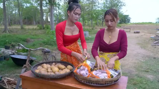 'Video thumbnail for Yummy cooking chicken crispy with potato recipe - Amazing video (720p 25fps)'