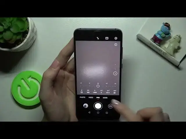 Video thumbnail for How to Enable and Use Camera Pro Mode on HUAWEI P20 Pro