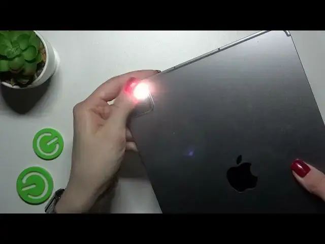 Video thumbnail for How to Enable the Flashlight on the iPad Pro 4th Gen (2022)  - Switch On the Torch