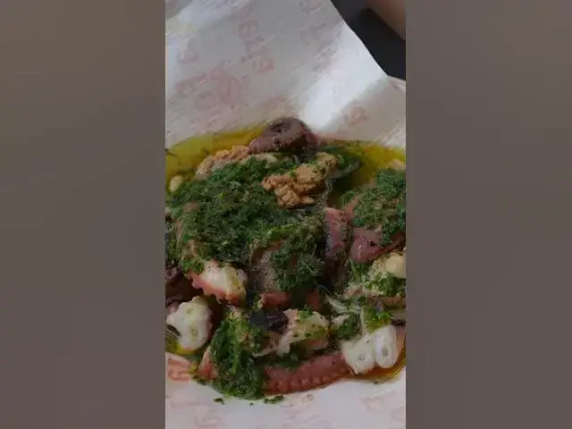 Video thumbnail for Street food di pesce in centro a PADOVA 🐙