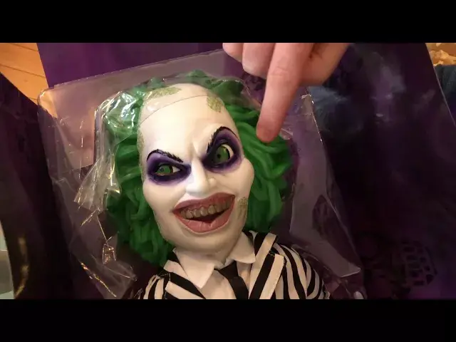 Video thumbnail for Unboxing the Mezco 'For the Love of Toys' Valentines Mystery Box