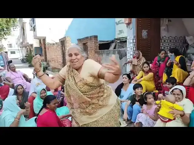 Video thumbnail for कन्हैया तेरे गुंघर वाले बाल के गजरा लगा दूगी ,दादीजी ने भजन गाया , #happy_lokgeet #trending #viral