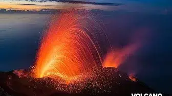 Video thumbnail for Stromboli volcano (Italy) erupts in spectacular fireworks - January 2019