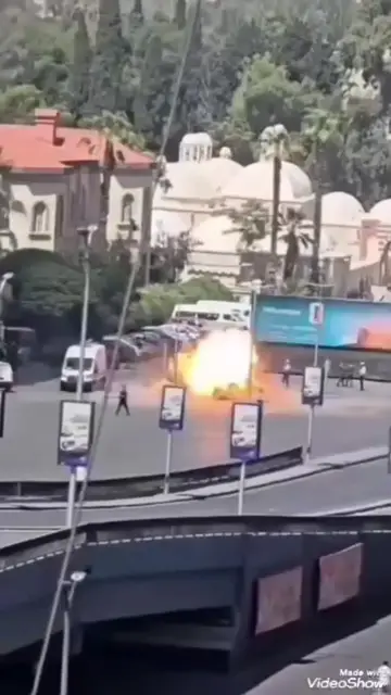 Video thumbnail for بالفيديو.. كاميرات المراقبة توثق لحظة انفجار السيارة قرب فندق ماكرون في دمشق