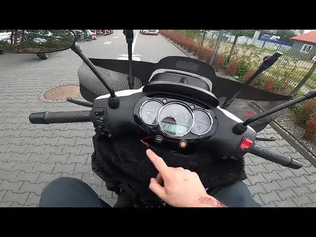 Video thumbnail for How to Turn On or Off Traction Control in Piaggio Beverly (2021–now) | Enable or Disable Traction