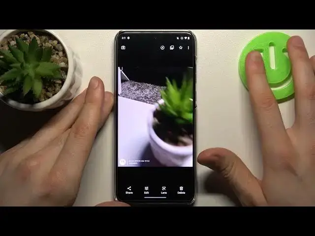 'Video thumbnail for How to Take Live Photos on the MOTOROLA Edge 30 Neo - Active Photos Camera Feature'