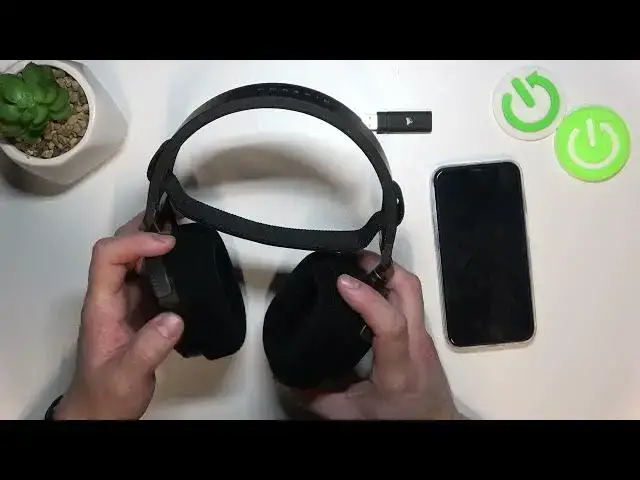 Video thumbnail for How to Power On/Off Corsair HS80 Headphones Effortlessly