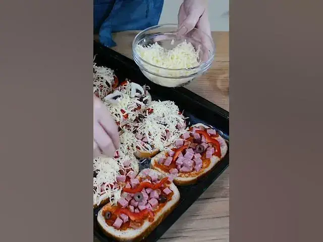 Video thumbnail for 🍕 Pizza rapidă și delicioasă - pe felii de pâine! #pizza #retetesimple #bucatearomate