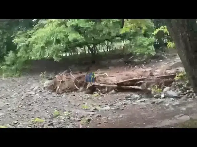 Video thumbnail for Así crece repentinamente el caudal en la quebrada en la comunidad La Ceiba Terrabona
