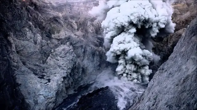 Video thumbnail for Typical volcanic eruption from Batu Tara volcano, Indonesia