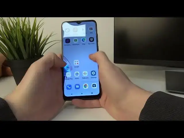 'Video thumbnail for MOTOROLA Moto E22 - Hand Size Comparison'