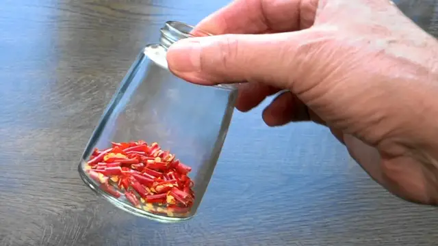 'Video thumbnail for scharfe Chiliflocken herstellen'