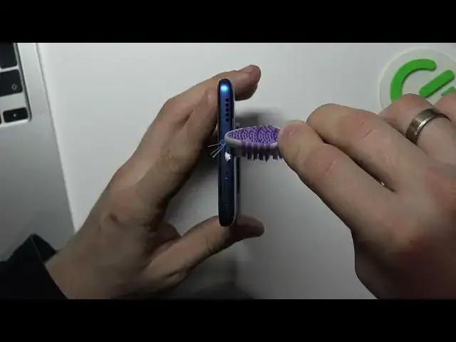 Video thumbnail for How to Clean and Fix USB Port Using Household Items on HONOR Magic4 Lite