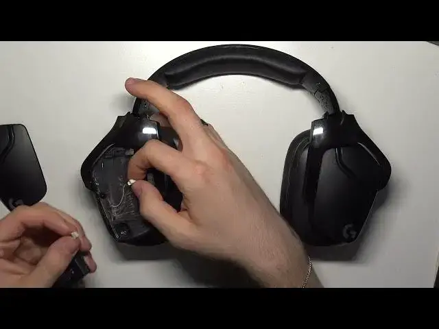 Video thumbnail for How to Remove Battery on Logitech G935?