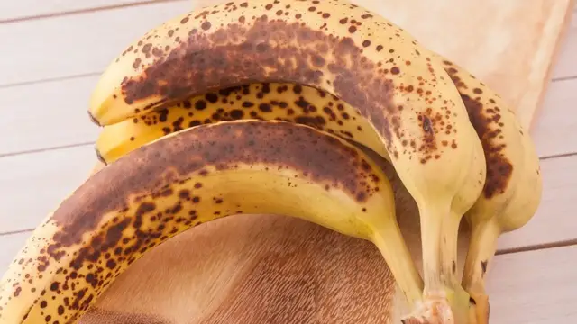 Video thumbnail for Here's How To Tell If A Banana Is Too Ripe For Banana Bread